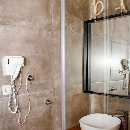 Hellas Ξενοδοχείο με διαμερίσματα 2*